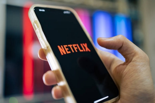 man use Netflix in smartphone