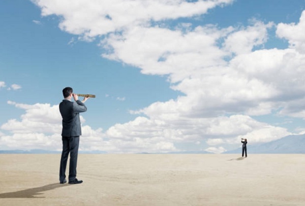 man hand holding a Scope