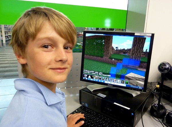 boy play Minecraft