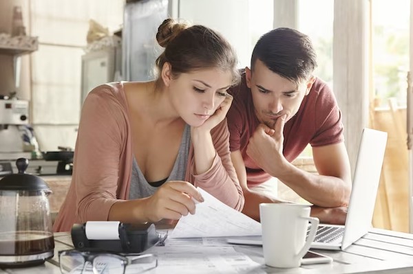couple see monthly budget plan