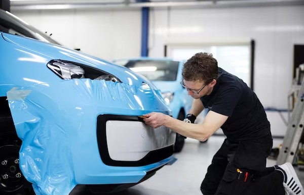 a worker wraping the car