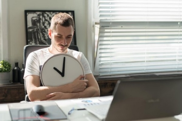 Why Should Small Businesses Use a Time Clock System for Employees?