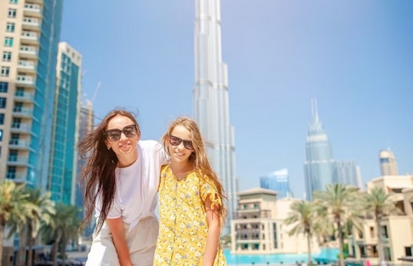 Girl's Travel in Dubai