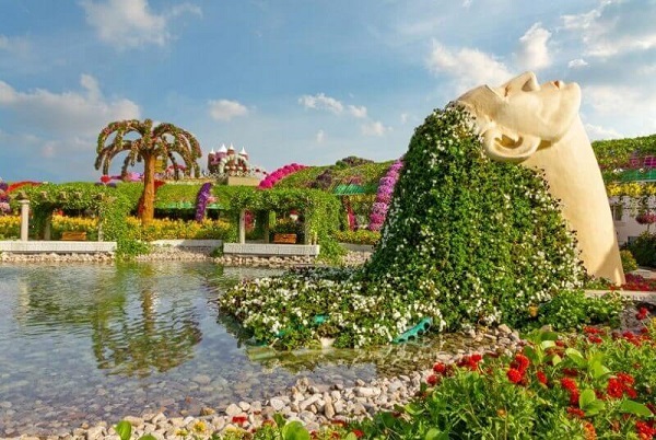 flower-hair-of-statue-in-mirical-garden