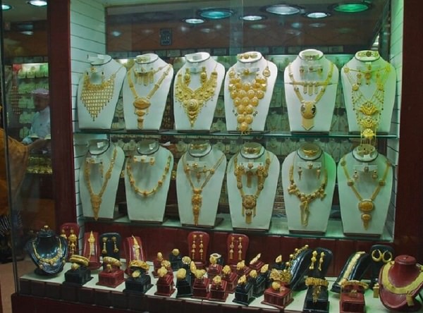 jewlery-sets-displayed-in-a-shop