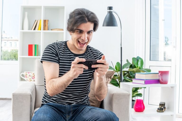 man play game in smartphone